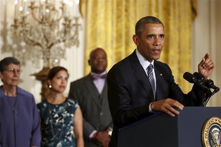 ホワイトハウスで、火力発電所の二酸化炭素排出規制について演説するバラク・オバマ米大統領（右）＝２０１５年８月３日、米国・首都ワシントン（ロイター）