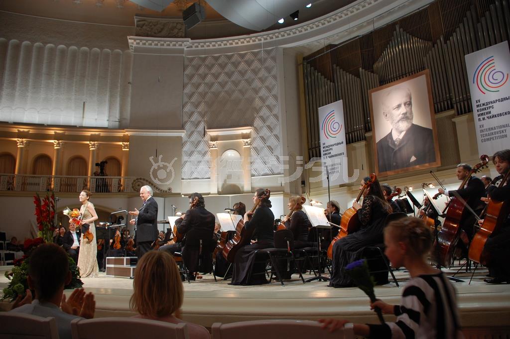 チャイコフスキー国際コンクールのバイオリン部門最終審査で、演奏後に聴衆にあいさつするクララ・ジュミ・カンさん（左）＝２０１５年６月３０日、ロシア・首都モスクワ（黒川信雄撮影）