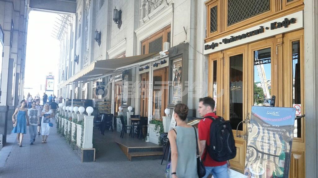 「チャイコフスキー記念コンサートホール」脇のレストラン。店内には、ホールの歴史をたどる様々な写真が飾られていた＝２０１５年８月８日、ロシア・首都モスクワ（黒川信雄撮影）