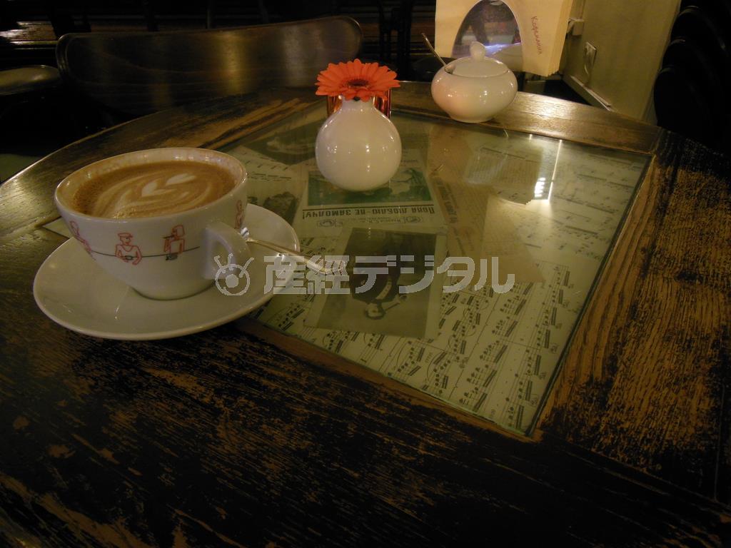 「チャイコフスキー記念モスクワ音楽院」の隣の喫茶店のテーブルには、楽譜が埋め込まれていた＝２０１５年８月１３日、ロシア・首都モスクワ（黒川信雄撮影）