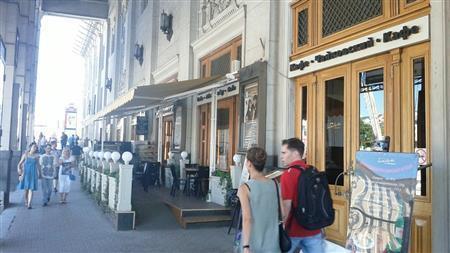 「チャイコフスキー記念コンサートホール」脇のレストラン。店内には、ホールの歴史をたどる様々な写真が飾られていた＝２０１５年８月８日、ロシア・首都モスクワ（黒川信雄撮影）