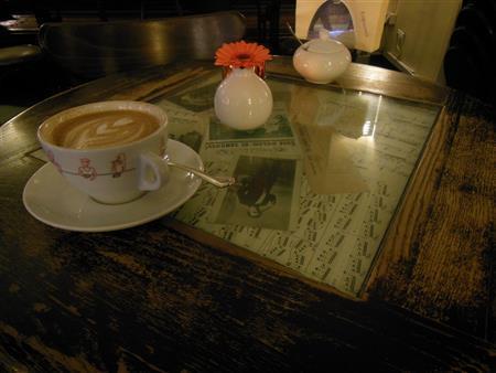 「チャイコフスキー記念モスクワ音楽院」の隣の喫茶店のテーブルには、楽譜が埋め込まれていた＝２０１５年８月１３日、ロシア・首都モスクワ（黒川信雄撮影）