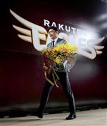 引退会見後、花束を手にステージを後にする楽天・斎藤隆投手＝２０１５年８月１７日、宮城県仙台市宮城野区のコボスタ宮城イーグルスドーム（土谷創造撮影）