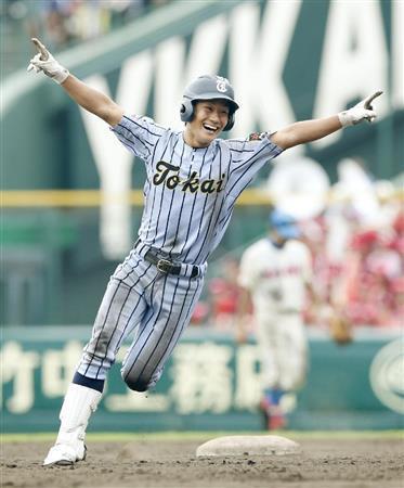 九回裏、サヨナラ二塁打を放ち喜ぶ東海大相模・杉崎成輝＝２０１５年８月１７日、兵庫県西宮市・甲子園球場（共同）