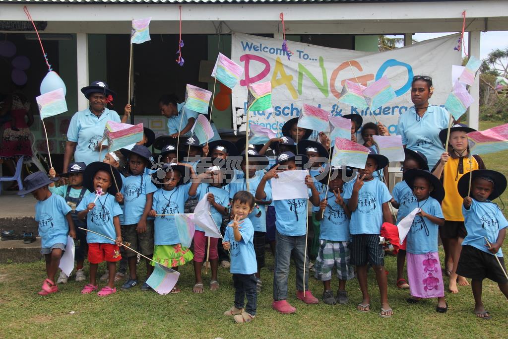 「子供の日」の一コマ。みんなで仲良く記念撮影！＝２０１５年７月２４日、バヌアツ（相川梨絵さん提供）