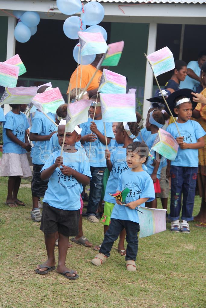 「子供の日」の幼稚園。友達がいっぱいできました！＝２０１５年７月２４日、バヌアツ（相川梨絵さん提供）