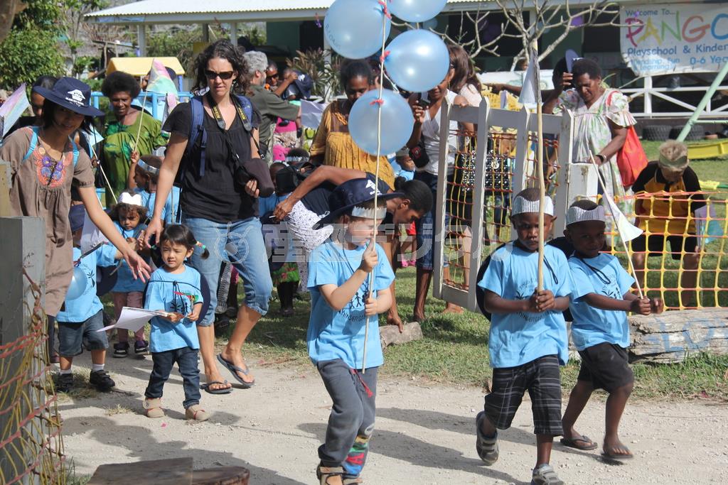 幼稚園を出ていよいよマーチングスタート！の写真。ちびっこと保護者は一緒に歩きます＝２０１５年７月２４日、バヌアツ（相川梨絵さん提供）