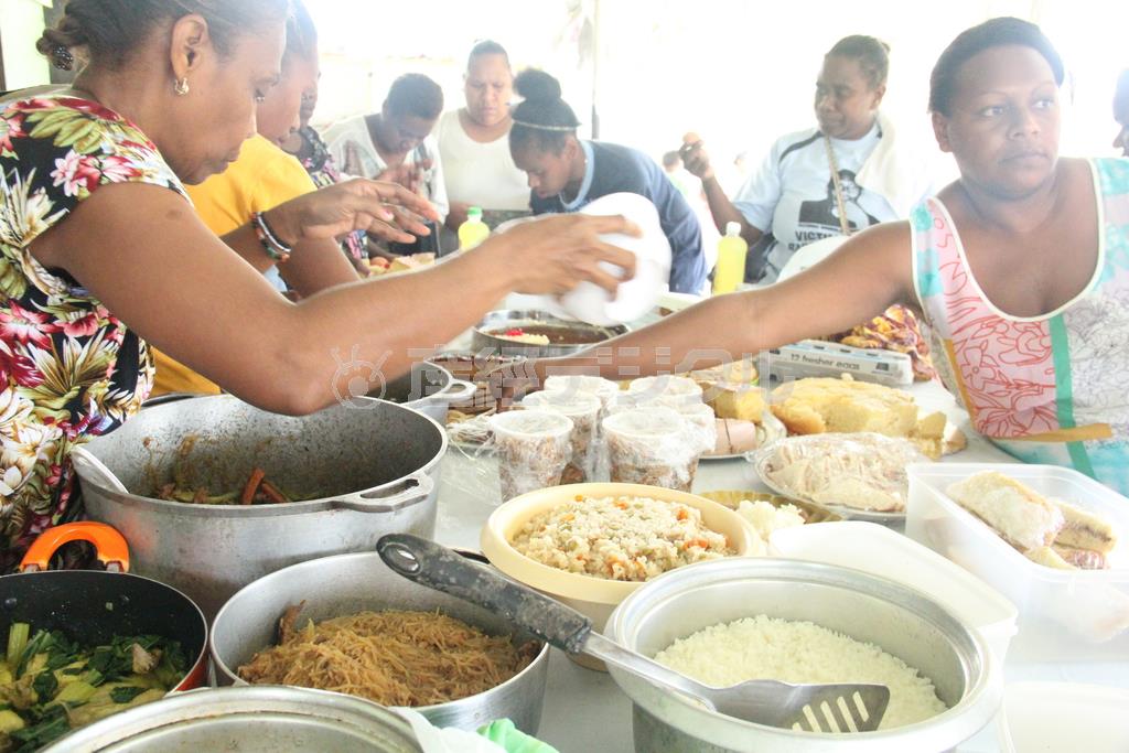 ファンドレージングの様子。煮込み料理やスポンジケーキなどが多かったです＝２０１５年７月１７日、バヌアツ（相川梨絵さん提供）