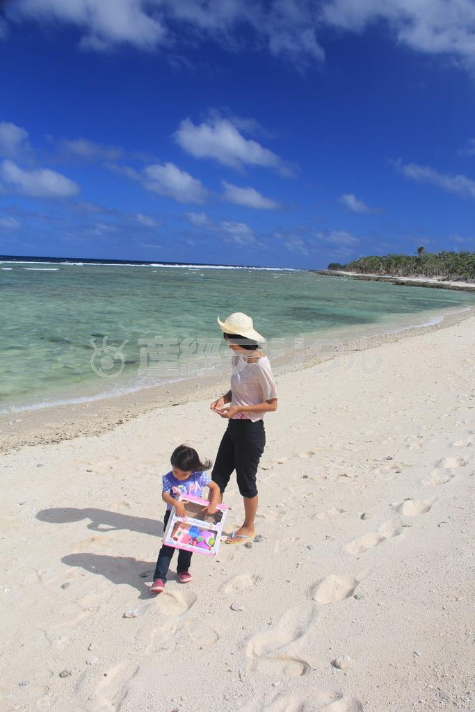 幼稚園のそばの海。天気がいい時はここで道草してから家へ戻ります＝２０１５年７月１２日、バヌアツ（相川梨絵さん提供）