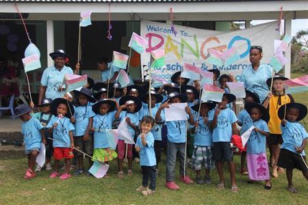 「子供の日」の一コマ。みんなで仲良く記念撮影！＝２０１５年７月２４日、バヌアツ（相川梨絵さん提供）