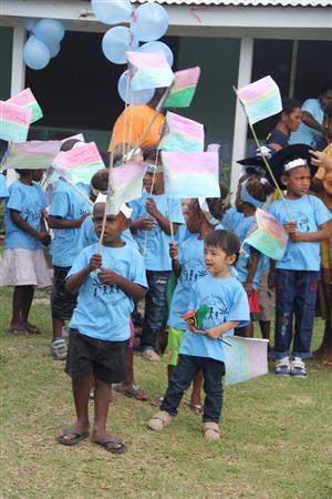 「子供の日」の幼稚園。友達がいっぱいできました！＝２０１５年７月２４日、バヌアツ（相川梨絵さん提供）