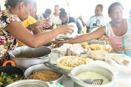 ファンドレージングの様子。煮込み料理やスポンジケーキなどが多かったです＝２０１５年７月１７日、バヌアツ（相川梨絵さん提供）