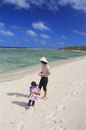 幼稚園のそばの海。天気がいい時はここで道草してから家へ戻ります＝２０１５年７月１２日、バヌアツ（相川梨絵さん提供）