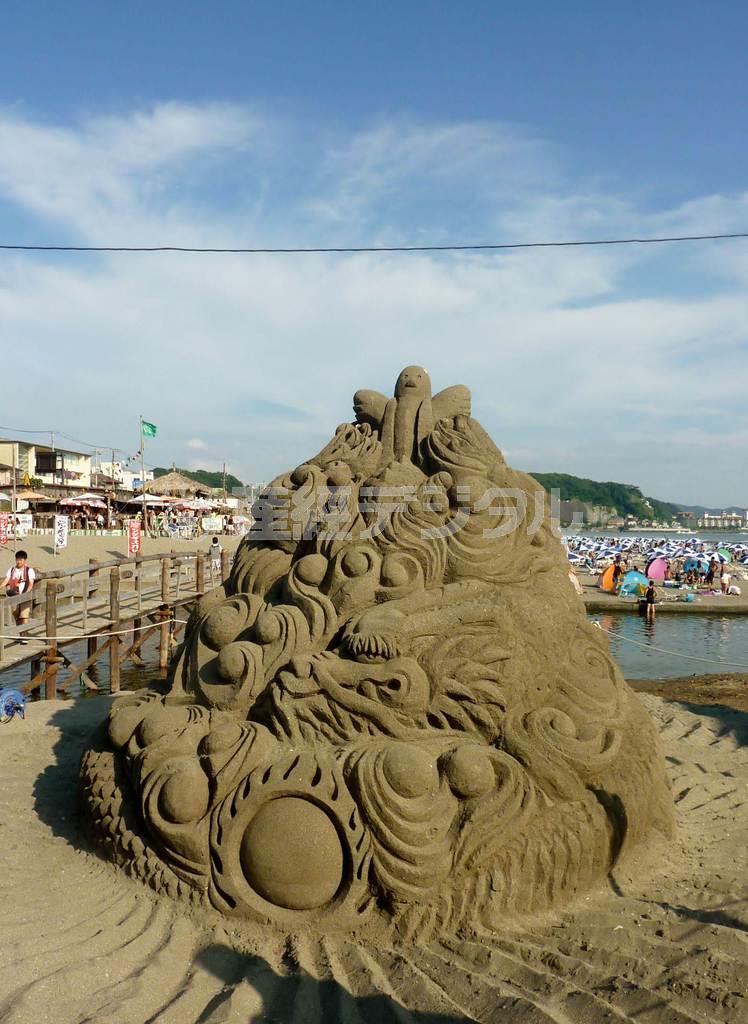巨大な砂像「まもり鳩」＝２０１５年８月９日、神奈川県鎌倉市