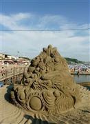 巨大な砂像「まもり鳩」＝２０１５年８月９日、神奈川県鎌倉市