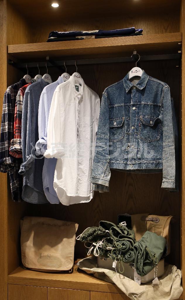 ビンテージもののジージャン（右、１８万円）に似合うシャツが並ぶ＝２０１５年８月３日、東京都渋谷区の＜Ｆｒｅｄ＿Ｓｅｇａｌ＿ＭＡＮ＞