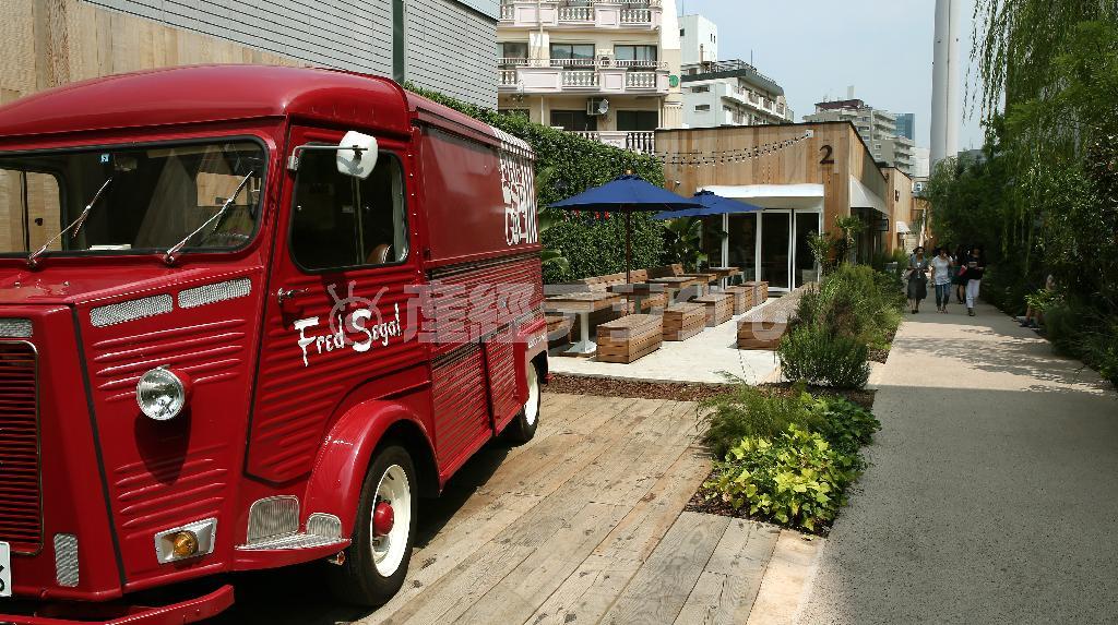 東急東横線の線路跡地に作られた商業施設「ログロード代官山」は緑あふれる散策路が続く＝２０１５年８月３日、東京都渋谷区の＜ＴＨＥ＿ＭＡＲＴ＿ＡＴ＿ＦＲＥＤ＿ＳＥＧＡＬ＞（小野淳一撮影）