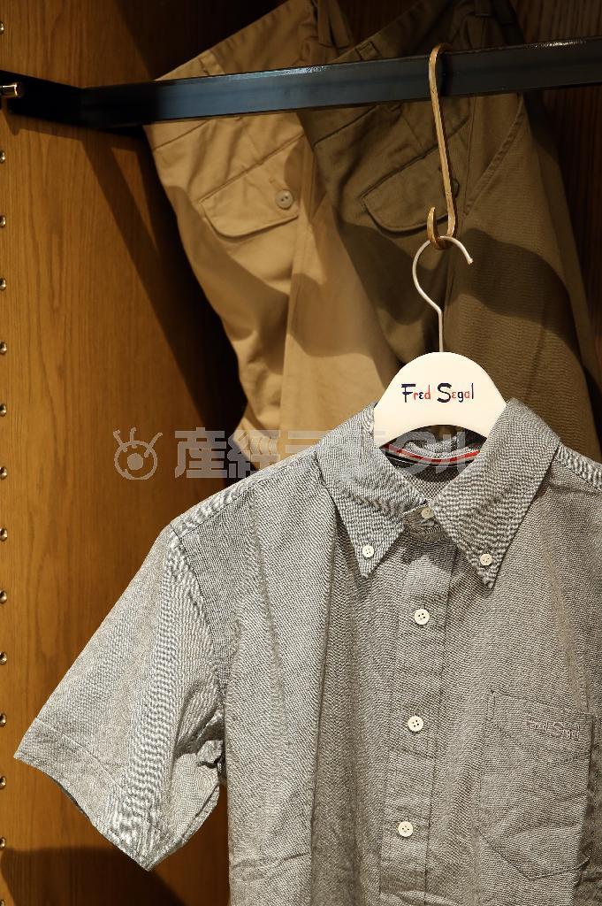 「１９６１」のボタンダウンのシャツ（右、１万４０００円）とパンツ（１万９０００円）＝２０１５年８月３日、東京都渋谷区の＜Ｆｒｅｄ＿Ｓｅｇａｌ＿ＭＡＮ＞