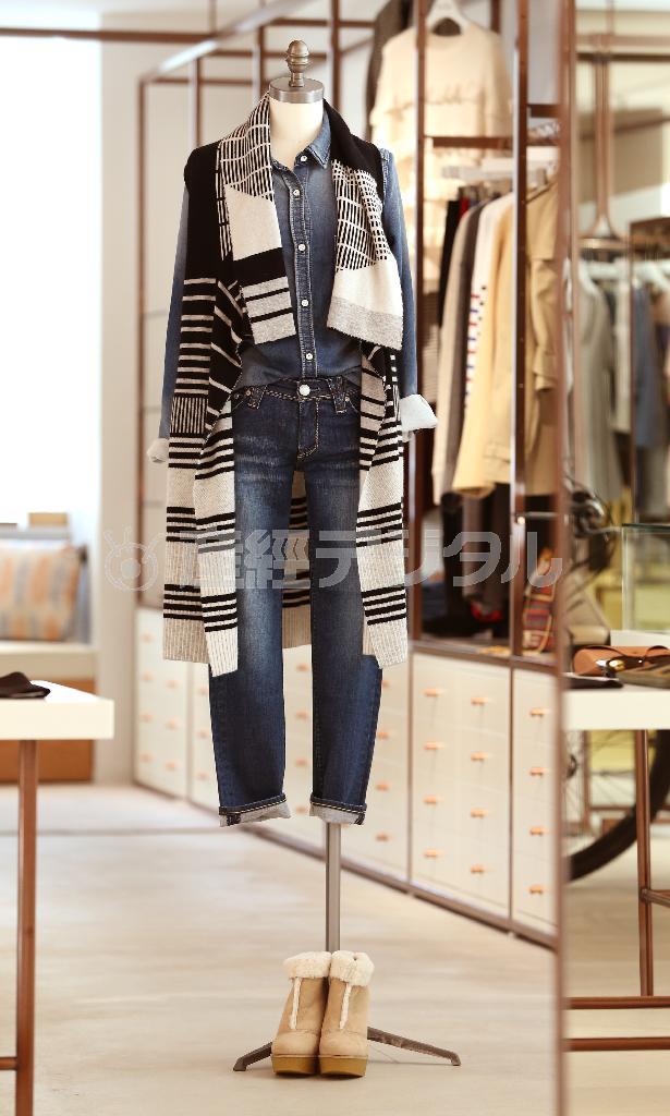 フレッド＿シーガルおすすめの初秋のコーディネート。ＹＡＮＵＫのデニムシャツ（２万４０００円）にパンツ（２万２０００円）、ＶＩＮＣＥのグラフィックなストライプ模様のベスト（６万５０００円）。足元はＣｈｌｏｅのシープバックスキンのブーツ（１１万円）＝２０１５年８月３日、東京都渋谷区の＜Ｆｒｅｄ＿Ｓｅｇａｌ＿ＷＯＭＡＮ＞
