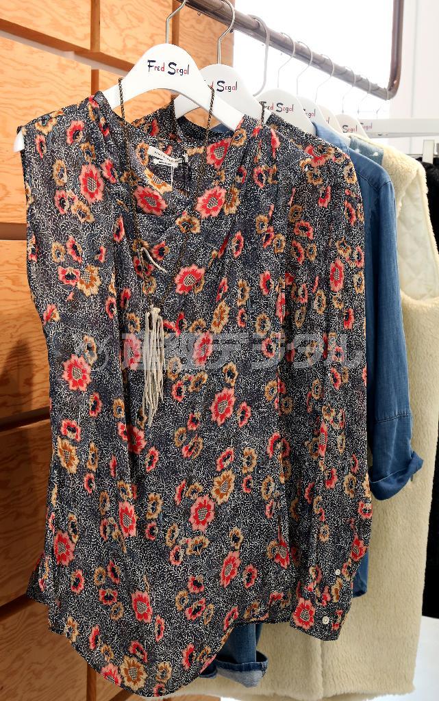 Ｉｓａｂｅｌ＿Ｍａｒａｎｔ＿Ｅｔｏｉｌｅのノースリーブ花柄ブラウス（３万５０００円）。フランスのブランドで、オリエンタル風味を生かしている点が個性的＝２０１５年８月３日、東京都渋谷区の＜Ｆｒｅｄ＿Ｓｅｇａｌ＿ＷＯＭＡＮ＞