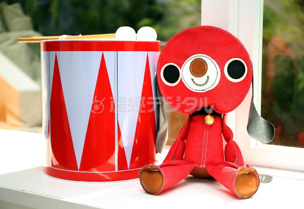 スウェーデンのおもちゃブランドＡＣＮＥ＿ＫＩＤＳの、小犬のぬいぐるみとドラムのセット（２万５０００円）。親子連れに大人気で色違いもある＝２０１５年８月３日、東京都渋谷区の＜Ｆｒｅｄ＿Ｓｅｇａｌ＿ＷＯＭＡＮ＞