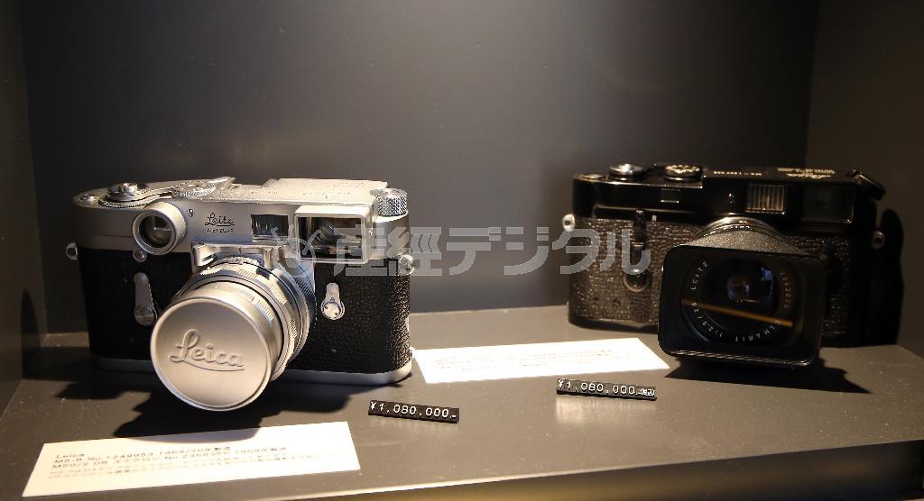 マニア垂涎のライカのカメラ。立ち止まって見つめる人も多い＝２０１５年８月３日、東京都渋谷区の＜Ｆｒｅｄ＿Ｓｅｇａｌ＿ＭＡＮ＞