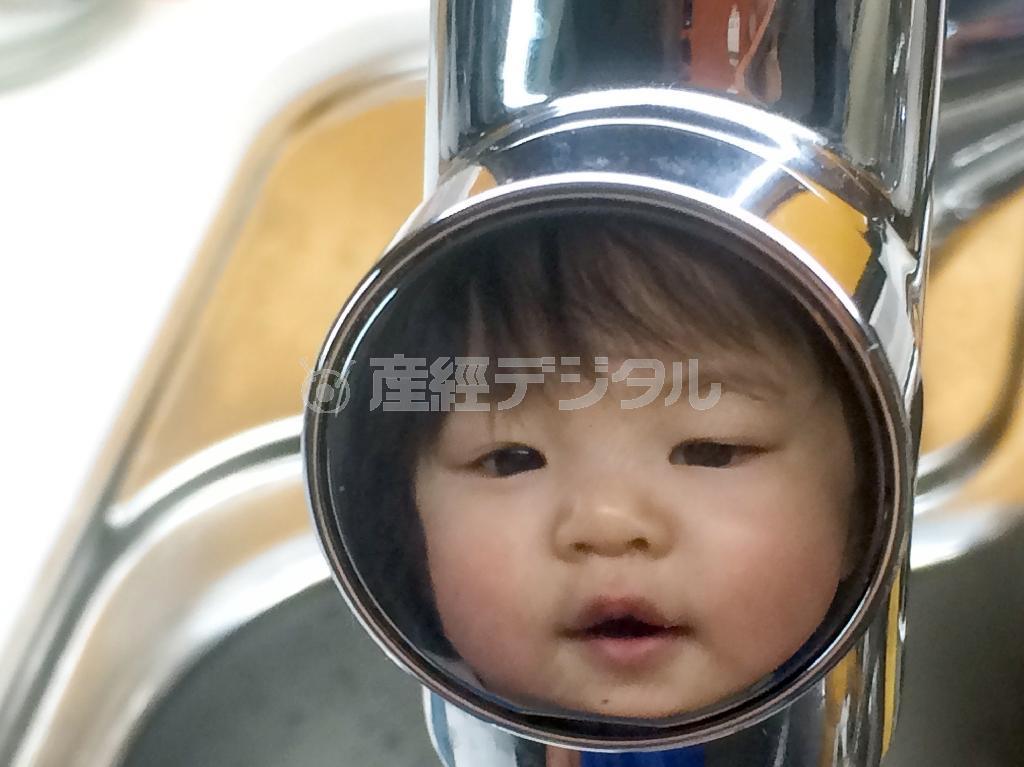 あまりにも娘がいたずらが過ぎるので、台所の水栓に閉じ込めました…。というのは嘘です。娘の手を洗わせようと、鏡面のような蛇口の押しボタンに顔が写っていたのです。面白いなと思い、動く娘が蛇口ボタンに映り込むまで待ってパシャリ。我慢比べです。一人は難しいので、パートナーにも手伝ってもらうのも一つの手です＝２０１５年５月４日（野口隆史さん撮影）