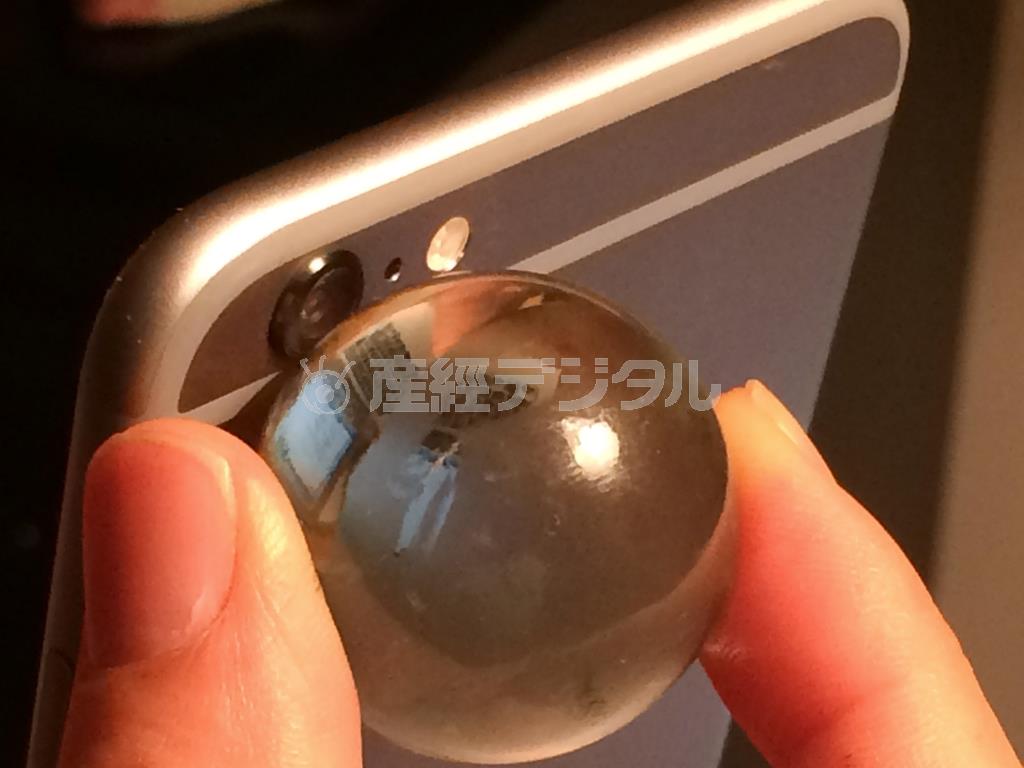 【写真（１）】玉をレンズ前に手で添えるだけです（野口隆史さん撮影）