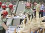 押収され、粉砕処分される密輸象牙＝２０１５年５月、中国・首都北京市（共同）