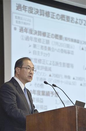 記者会見で業績予想を説明する東芝の室町正志会長兼社長＝２０１５年８月１８日午後、東京都港区（共同）