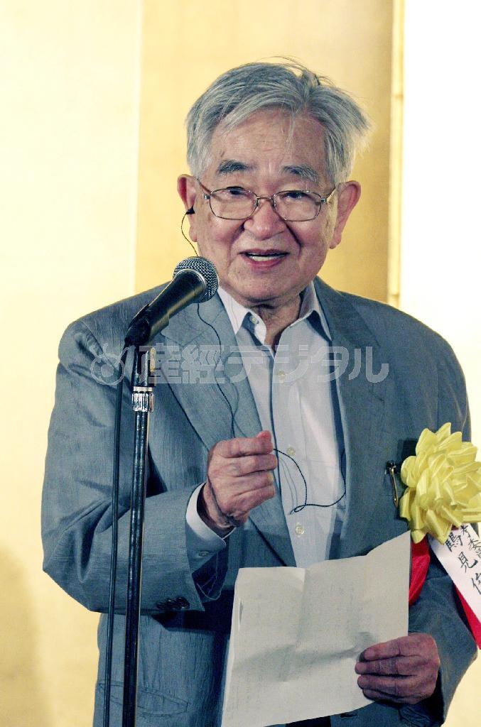 桑原武夫学芸賞の贈賞式でスピーチする鶴見俊輔氏＝２０１１年７月、京都市内（共同）