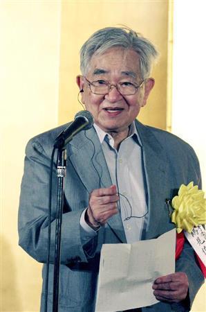 桑原武夫学芸賞の贈賞式でスピーチする鶴見俊輔氏＝２０１１年７月、京都市内（共同）