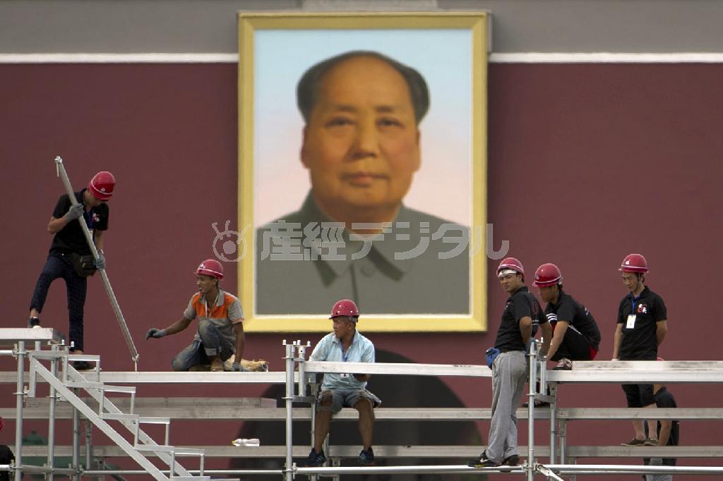 天安門に掲げられた毛沢東主席の肖像画。出席していなかったカイロ会談を題材にした映画で“主役”に祭り上げられ、波紋が広がっている＝２０１５年８月１４日、中国・首都北京市東城区（ＡＰ）