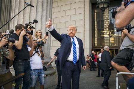 来年の米大統領選に向けた共和党指名争いで支持率１位の不動産王、ドナルド・トランプ氏（中央）＝２０１５年８月１７日、米ニューヨーク（ロイター）