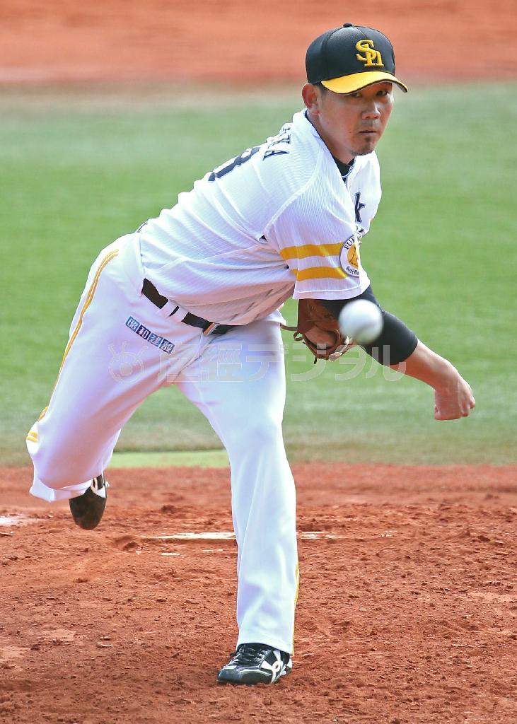 オープン戦で投げるソフトバンクの松坂大輔。１軍登板のメドは立っていない＝２０１５年３月１０日、長崎県長崎市の長崎県営野球場（吉沢良太撮影）