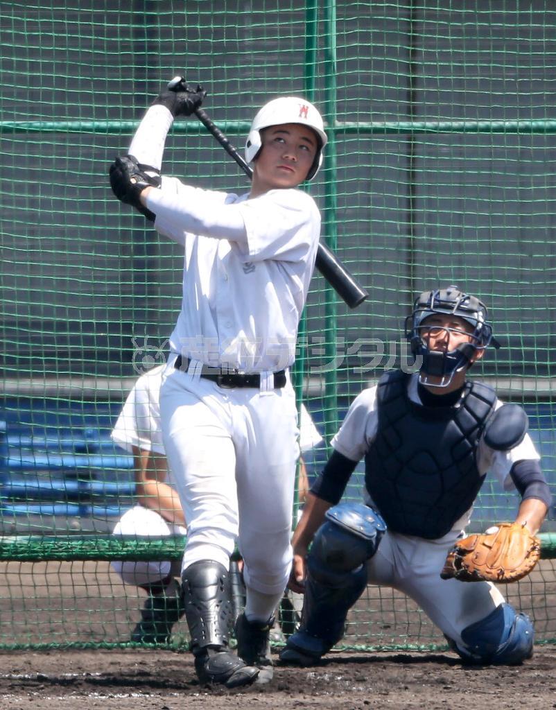 打撃練習に臨む早実・清宮（きよみや）幸太郎＝２０１５年８月１８日、大阪市此花区の舞洲ベースボールスタジアム（山田喜貴撮影）