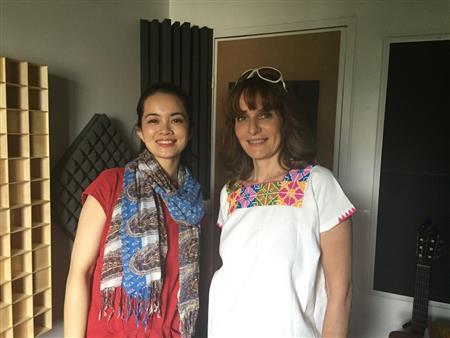 パリに来てくれた箏奏者の山野安珠美（あずみ）さん（左）と、３日間しっかりレコーディング。とても楽しく、充実した時間を過ごしました＝２０１５年７月２２日、フランス・首都パリ（クレモンティーヌさん提供）