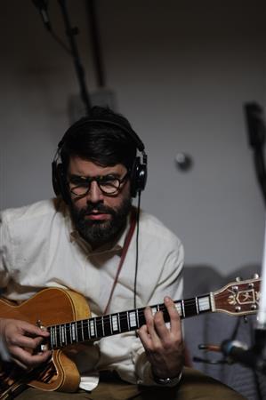 英国出身のミュージシャン、クァンティック（本名、ウィル・ホランド）＝２０１４年１１月２１日（提供写真）