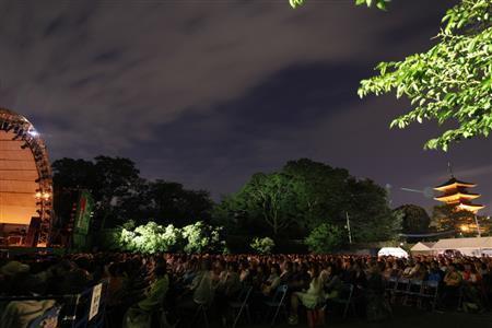 昨年の“大人の夏フェス”の様子＝２０１４年８月３１日、東京都大田区の池上本門寺・野外特設ステージ（提供写真）