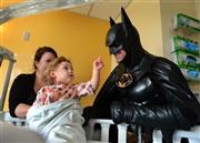 １４年間に渡りバットマンに扮して入院中の子供らを励まし続けてきた米国人男性、レニー・ロビンソンさん（右）＝２０１４年８月１５日、米ウェストバージニア州チャールストン（ＡＰ）