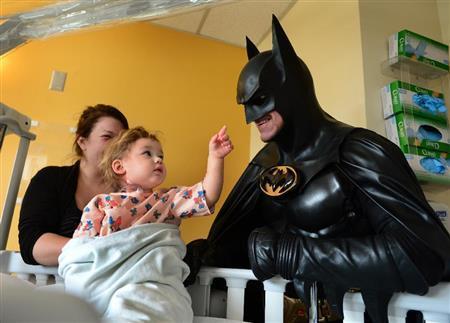 １４年間に渡りバットマンに扮して入院中の子供らを励まし続けてきた米国人男性、レニー・ロビンソンさん（右）＝２０１４年８月１５日、米ウェストバージニア州チャールストン（ＡＰ）