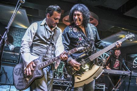 米俳優、ジョニー・デップさん（左）と米ロックバンド「キッス」のジーン・シモンズさん＝２０１５年８月１７日、米カリフォルニア州ロサンゼルス（ＡＰ）