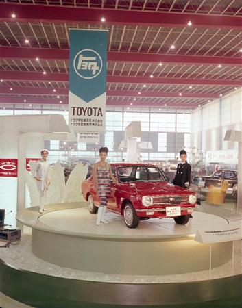 第１３回東京モーターショーに出展された初代「カローラ」＝昭和４１年（トヨタ自動車提供）