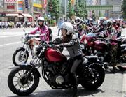 「バイクの日」に合わせて行われた女性ライダーらによるパレード＝１９日、東京・秋葉原