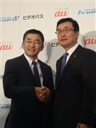 映像配信サービスでの協業を発表するＫＤＤＩの高橋誠専務（左）とテレビ朝日の角南源五常務＝２０日、東京都港区六本木のテレビ朝日