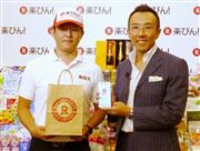 ポーズをとる楽天の新サービス開発室の中西勝也氏（右）＝２０日、東京都内のホテル