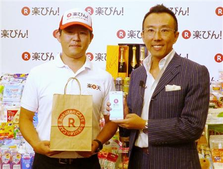 ポーズをとる楽天の新サービス開発室の中西勝也氏（右）＝２０日、東京都内のホテル