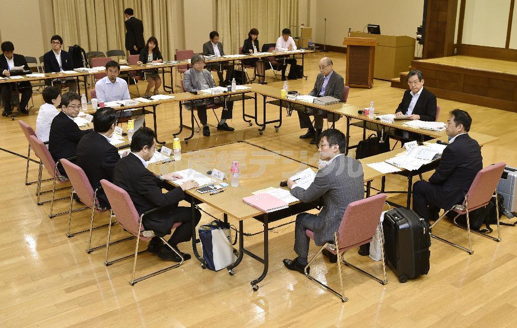 新国立競技場の建設問題に関して開かれた、文部科学省の第三者委員会の第２回会合＝２０１５年８月１９日、東京都千代田区（共同）