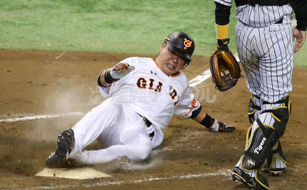 五回、生還する巨人・村田修一＝２０１５年８月１９日、東京都文京区・東京ドーム（中井誠撮影）