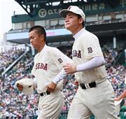 試合に敗れ、スタンドへ挨拶に向かう早実・清宮（きよみや）幸太郎。左は服部雅生＝２０１５年８月１９日、兵庫県西宮市・甲子園球場（松永渉平撮影）